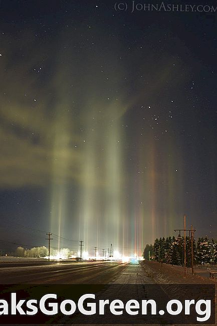 蒙大拿州上空的灯柱和极光