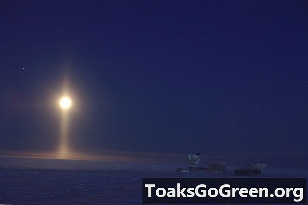 Stâlpul luminos lunar peste Antarctica