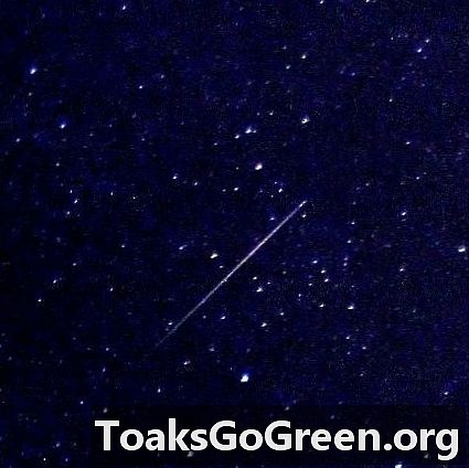 Lyrid meteors pirms rītausmas 23. aprīlī?