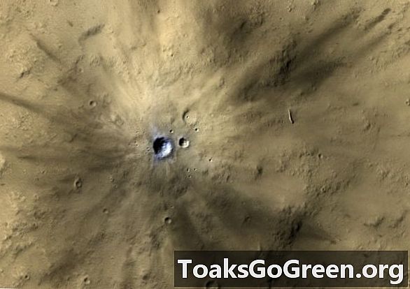 מאדים שהופצצו על ידי למעלה מ- 200 סלעי חלל בשנה