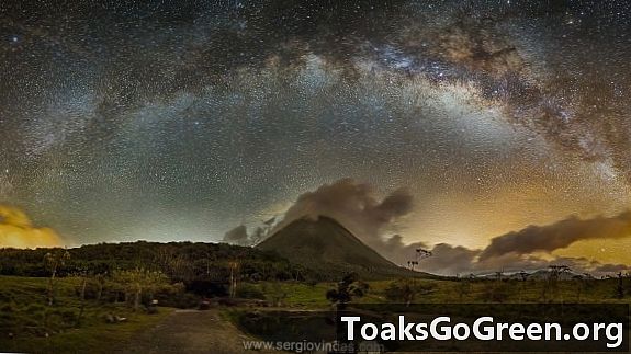 Mliečna dráha nad sopkou Arenal v Kostarike