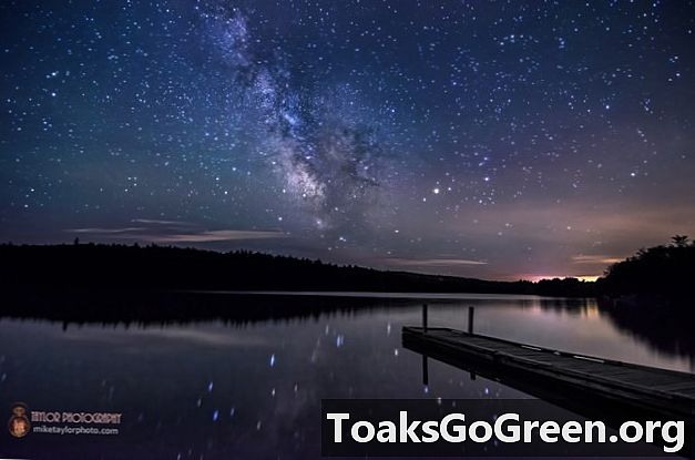 Milky Way over bådlansering ved Lake St. George, Maine