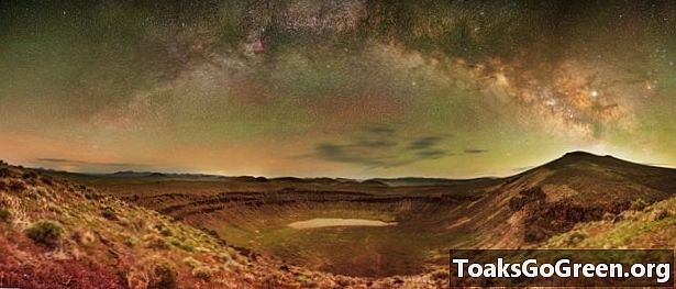 Milky Way ke atas Lunar Crater, Nevada