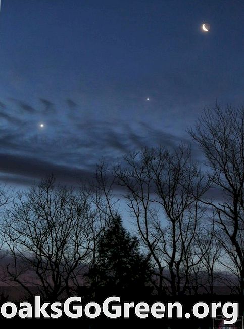 Luna alunecă peste 3 planete dimineața