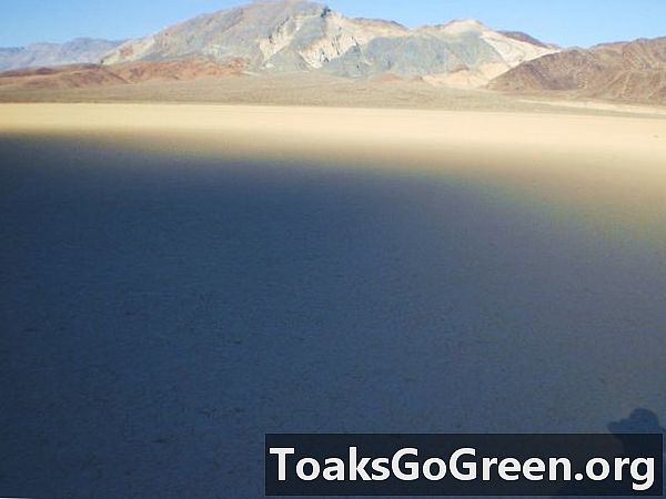 Mistério das sombras das montanhas no Vale da Morte