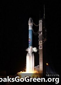 في 17 مارس ، أصبحت MESSENGER أول مركبة تدور حول مدار عطارد
