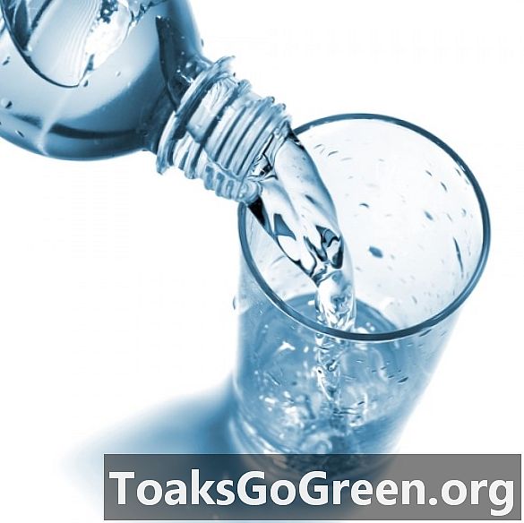 Plastové láhve používané k čištění arsenu z pitné vody