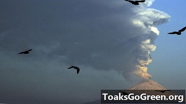 ポポカテペトル火山が岩と火を投げつける