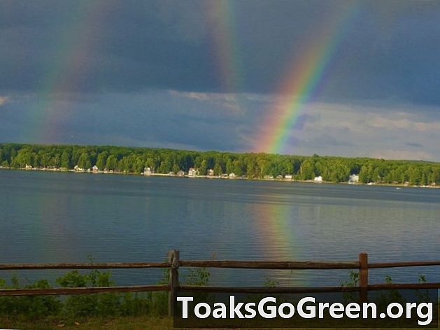 Raro reflejo del arco iris sobre Michigan