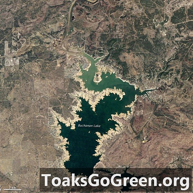 A műholdas csatornák a texasi Buchanan-tó szellem partvidékét mutatják