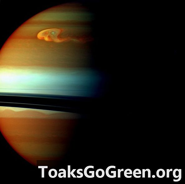 Badai Saturnus pada tahun 2011: Imej terbaik