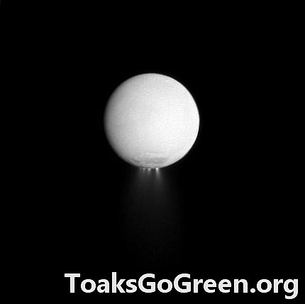 Nave Cassini para varrer perto da lua de Saturno Encélado em 2 de maio