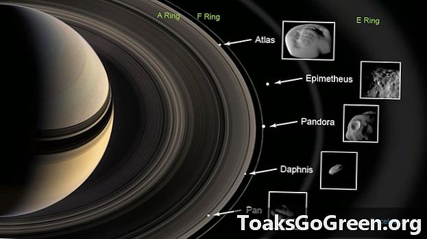 Saturno žiedai padengia 5 mažyčius mėnulius