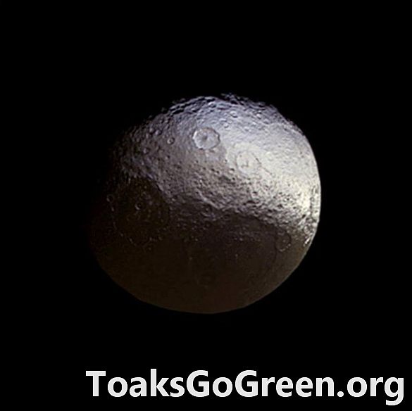 Iapetus de lluna de dues cares de Saturn
