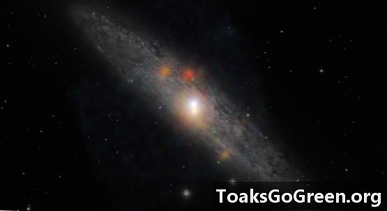 Skulptorite galaktika must auk magab, vahendab NASA
