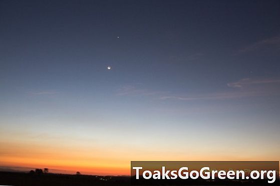Het zien! Beste foto's van maan en Venus op 8 september