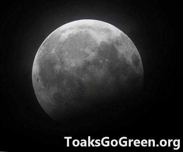 ¡Míralo! Luna llena y eclipse parcial