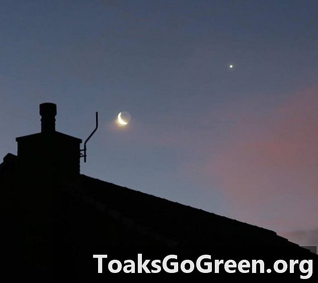 Pozrite sa na to! Mesiac a Venuša pri východe slnka