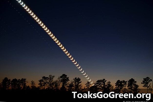 看见！月亮掠过土星
