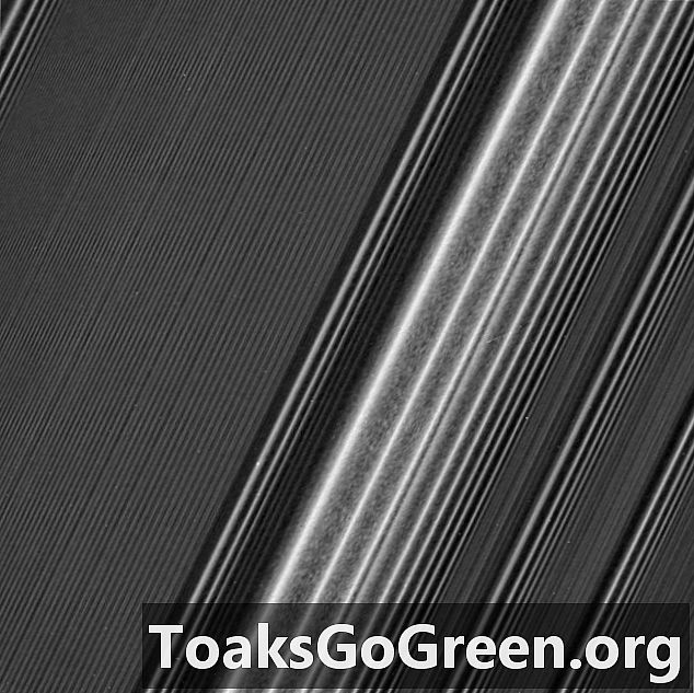 Xem hình ảnh siêu chi tiết của nhẫn Saturn.