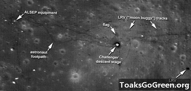 Ostrzejszy widok śladów, miejsca lądowania, śladów łazika na Księżycu