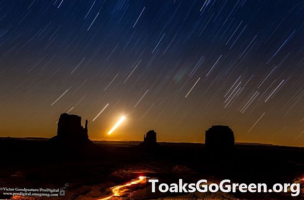 Jejak bintang, jejak bulan, melintasi Monument Valley