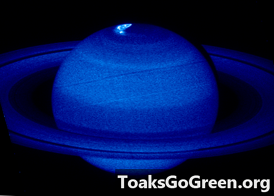 Kaip Saturnas atrodo jaunas ir karštas