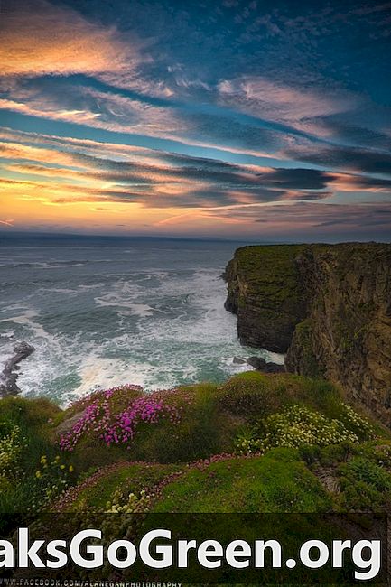 Matahari terbenam di sepanjang pantai Kerry Irlandia