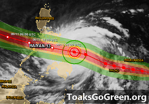 Super Typhoon Haiyan walczy z Filipinami