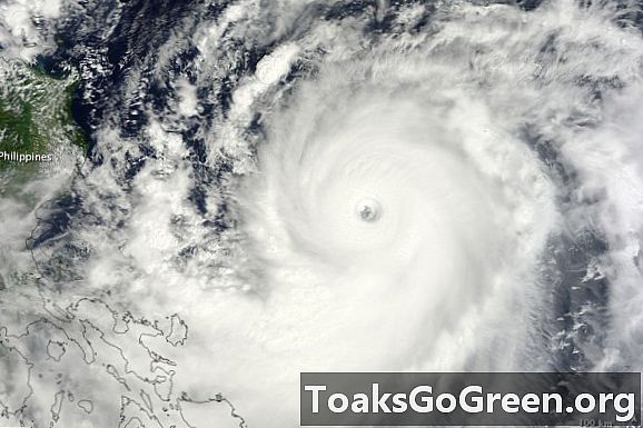 Super Typhoon Jelawat gözler Okinava, Japonya