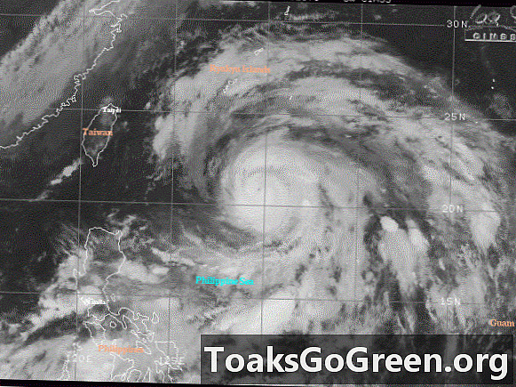 A Super Typhoon Sanba szemmel néz Okinawát, Japánt és Dél-Koreát