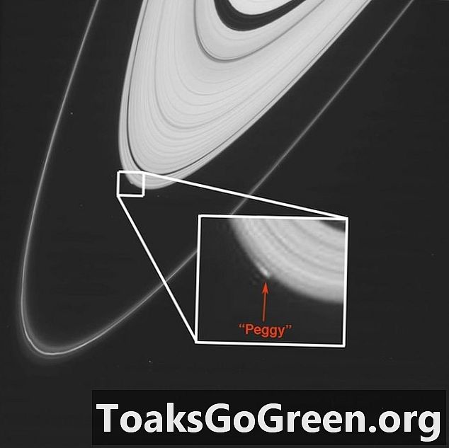 Čuden predmet v bližini Saturnovega prstana