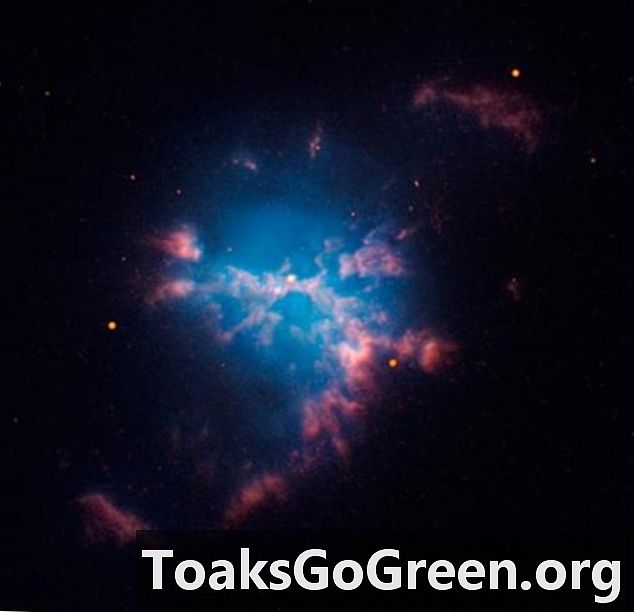 Nebula planetary ini memiliki 2 bintang yang sangat dekat