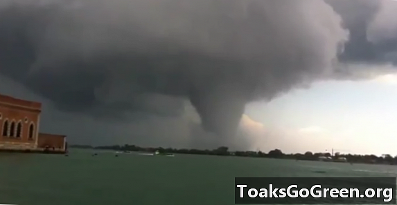 Tornado ble tatt på video i Venezia, Italia