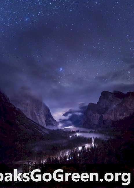 Tuneļa skats Yosemite nacionālajā parkā naktī