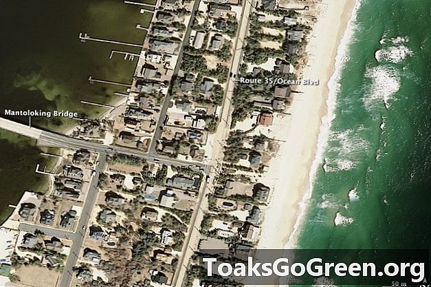 Dve letecké snímky ukazujú pobrežie Jersey pred a po hurikáne Sandy