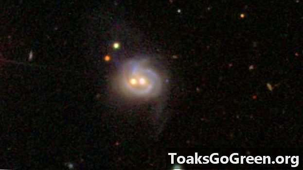 Dvi pabaisų juodosios skylės, esančios netoliese esančioje galaktikoje