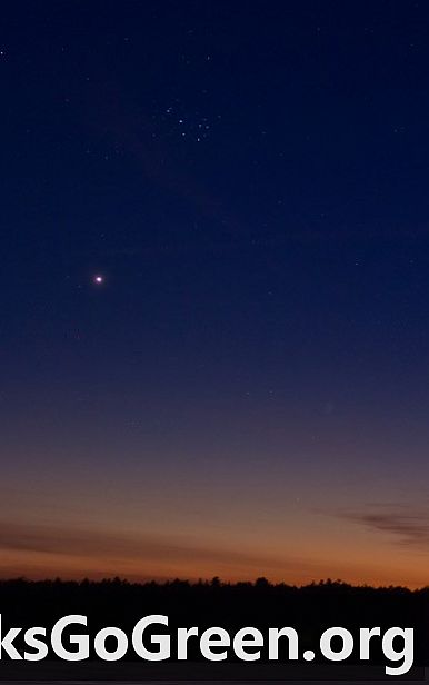 Venus en ster Aldebaran na zonsondergang
