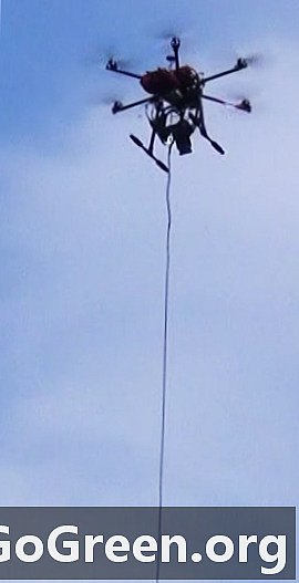 Video: Eine Drohne fliegt durch ein Feuerwerk