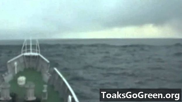 Video van 11 maart 2011 tsunami van schip op zee