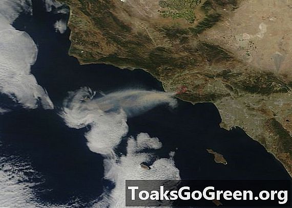 מבט מהחלל: אנימציה מציגה עשן מאש המעיינות של קליפורניה