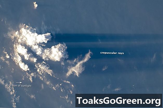 Blick aus dem Weltraum: Crepuscular Strahlen
