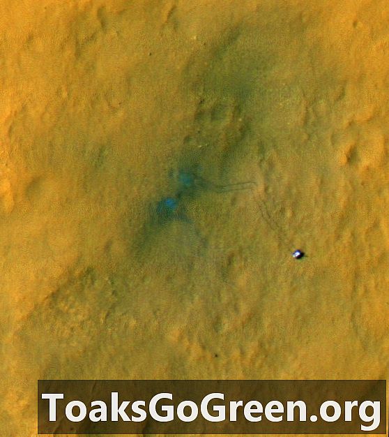 Вид из космоса: следы шин марсохода Curiosity на Марсе