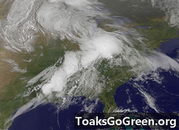 Vue de l'espace: film satellite de l'épidémie de tornade dans les grandes plaines