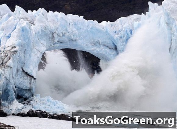 Regardez l'effondrement d'un pont de glace géant