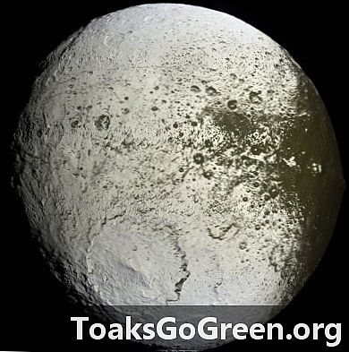 观看土星的月亮Iapetus隐藏一颗明亮的星星