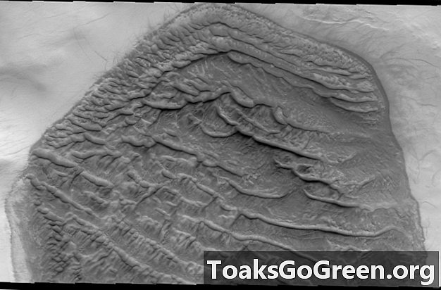 Ang mga kakaibang patlang na heksagonal na dune na nakikita sa Mars