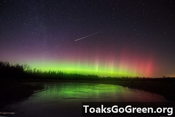 Apa yang menyebabkan aurora borealis?