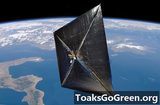 האם משימת מפרש סולארית זו תעזור בניקוי מסלול כדור הארץ הנמוך?