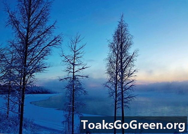 スウェーデン北部のルーレオ川の冬の夕日